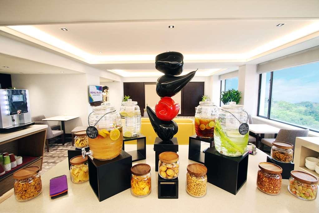 Royal Plaza On Scotts Hotell Singapore Restaurant bilde The lounge at KLIA