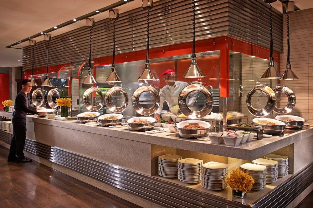 Royal Plaza On Scotts Hotell Singapore Eksteriør bilde A buffet at a hotel