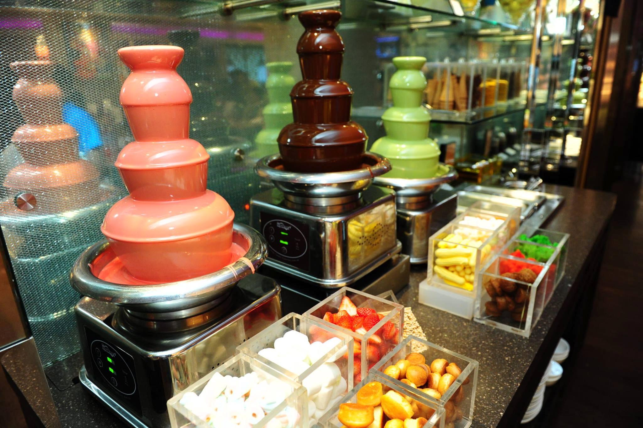 Royal Plaza On Scotts Hotell Singapore Eksteriør bilde Chocolate fountain