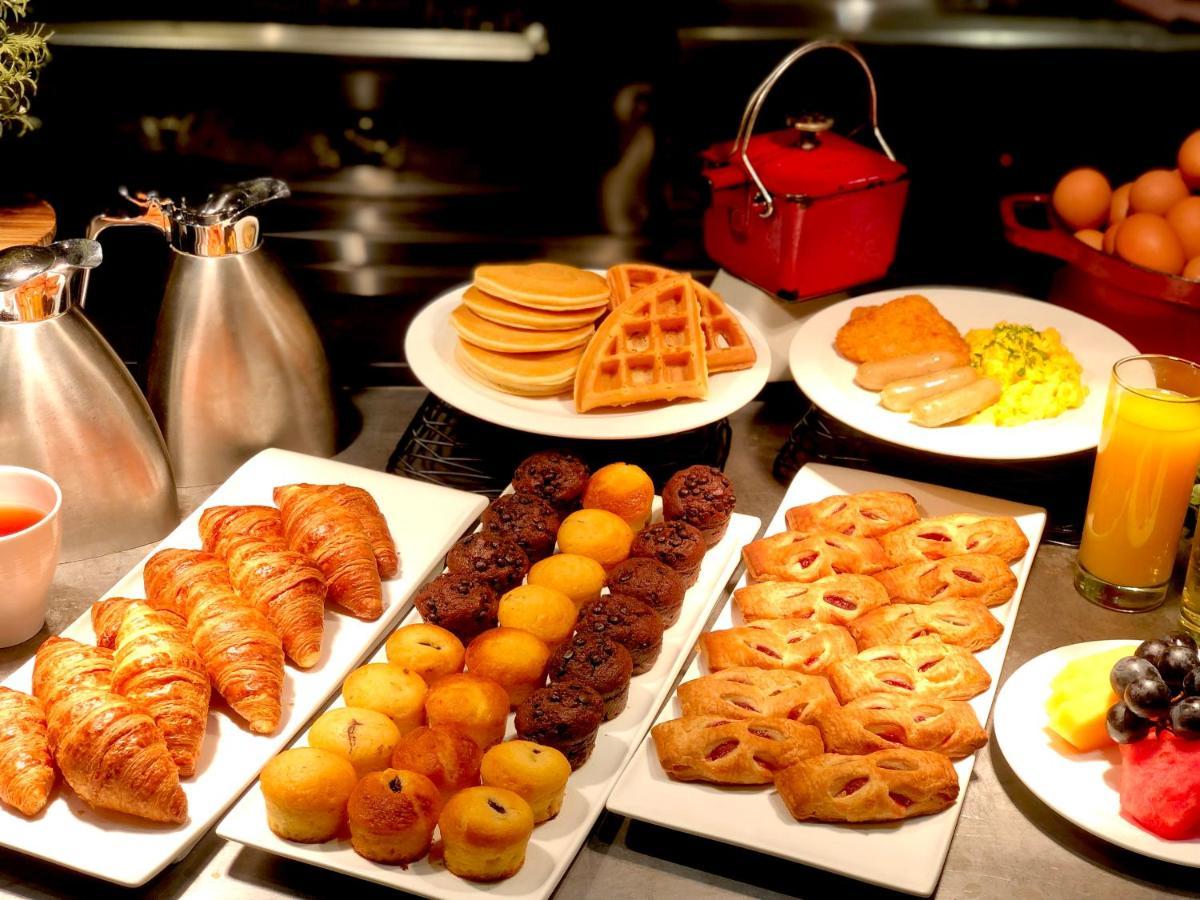 Royal Plaza On Scotts Hotell Singapore Eksteriør bilde A breakfast buffet