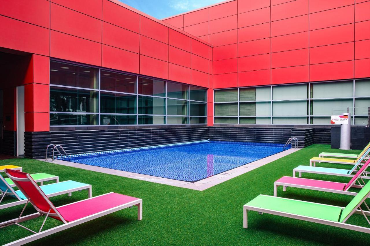 Royal Plaza On Scotts Hotell Singapore Eksteriør bilde The pool at the hotel