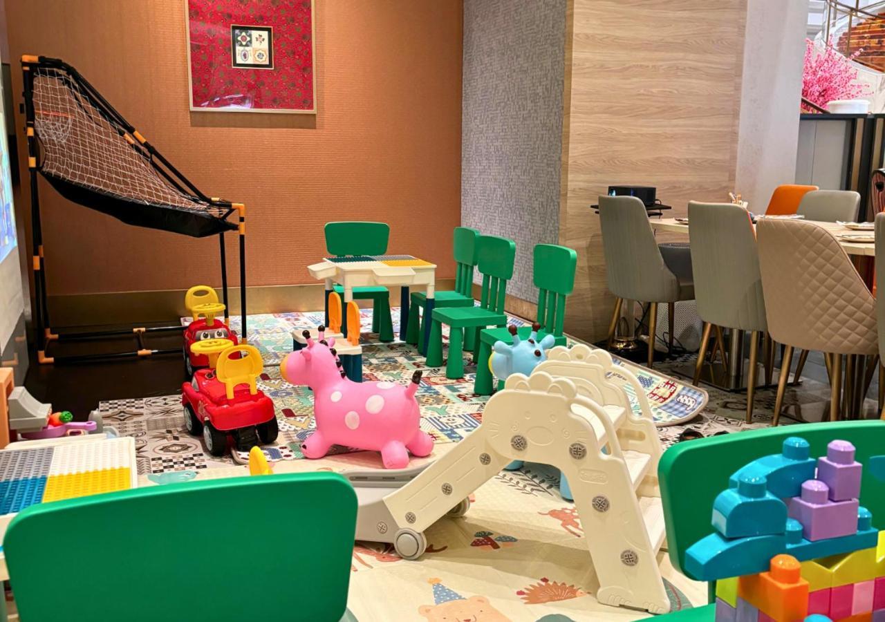 Royal Plaza On Scotts Hotell Singapore Eksteriør bilde The children's area