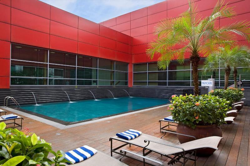 Royal Plaza On Scotts Hotell Singapore Eksteriør bilde The pool at the hotel
